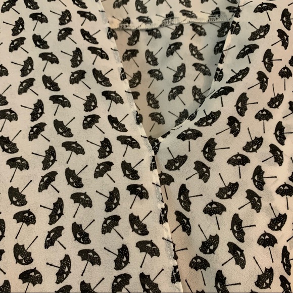 Umbrella blouse with flowey sleeves - Picture 2 of 2